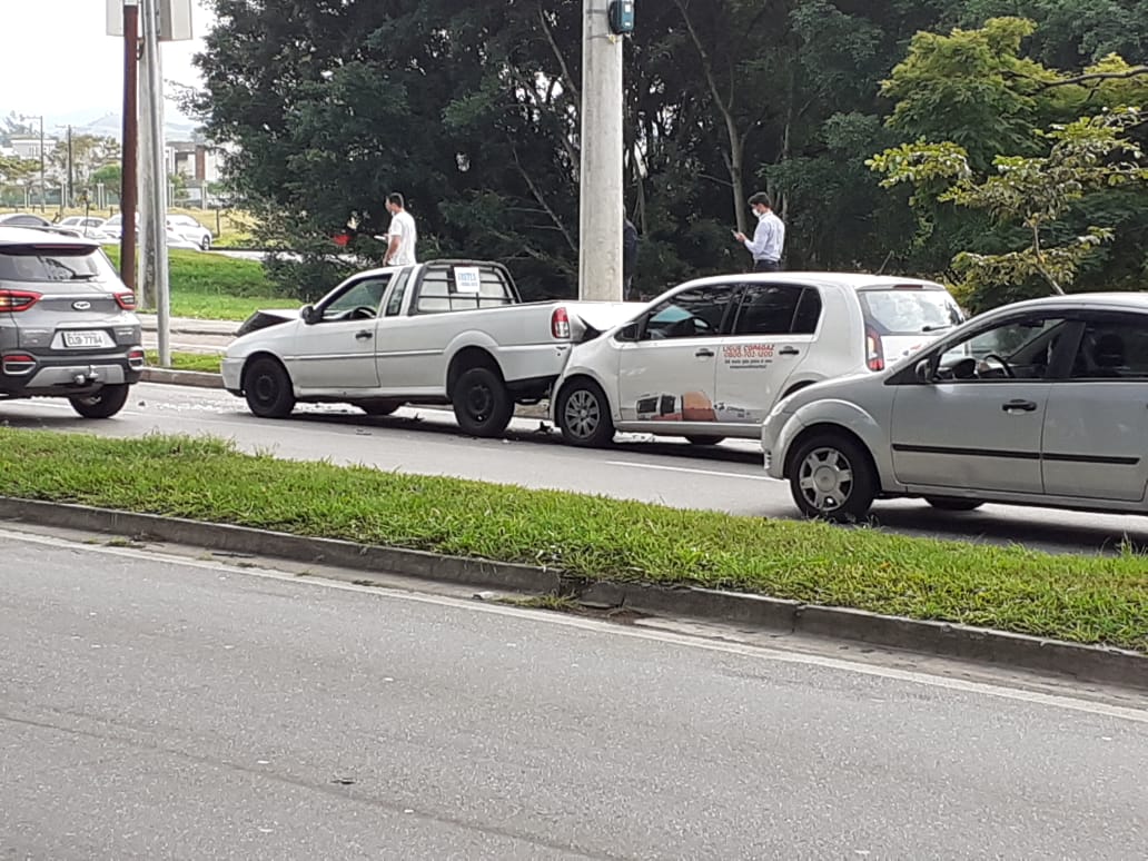 Acidente causa lentidão na saída do Urbanova em São José dos Campos