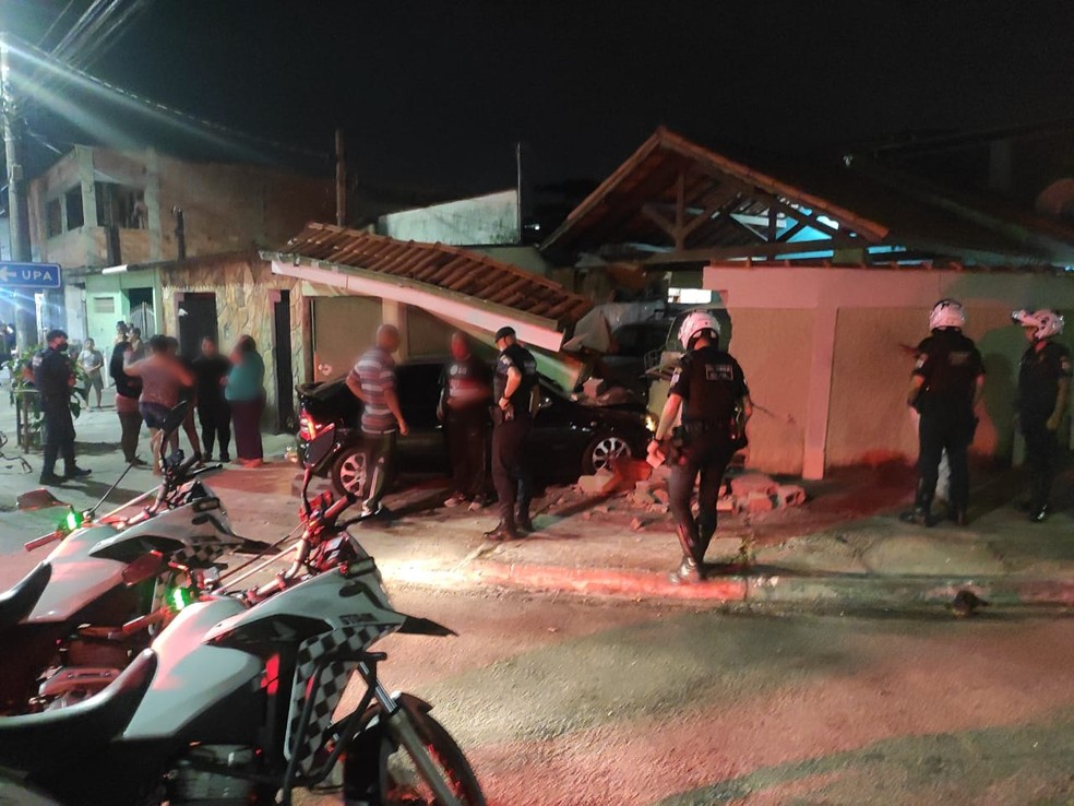 Motorista alcoolizado bate em muro no Campo dos Alemães em São José dos Campos