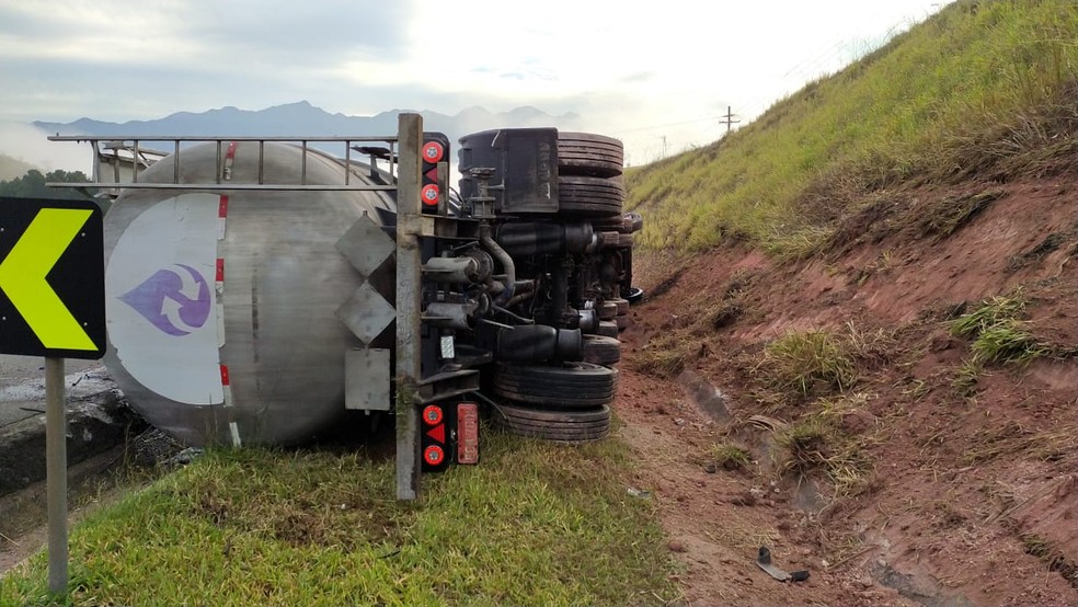 Caminhão carregado com produto químico tomba na Via Dutra em Cruzeiro
