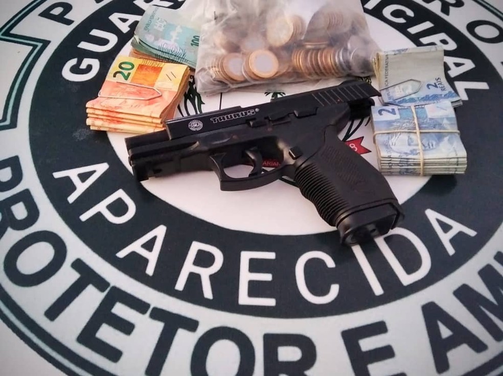 Adolescente é apreendido após roubar estabelecimento com arma falsa em Aparecida