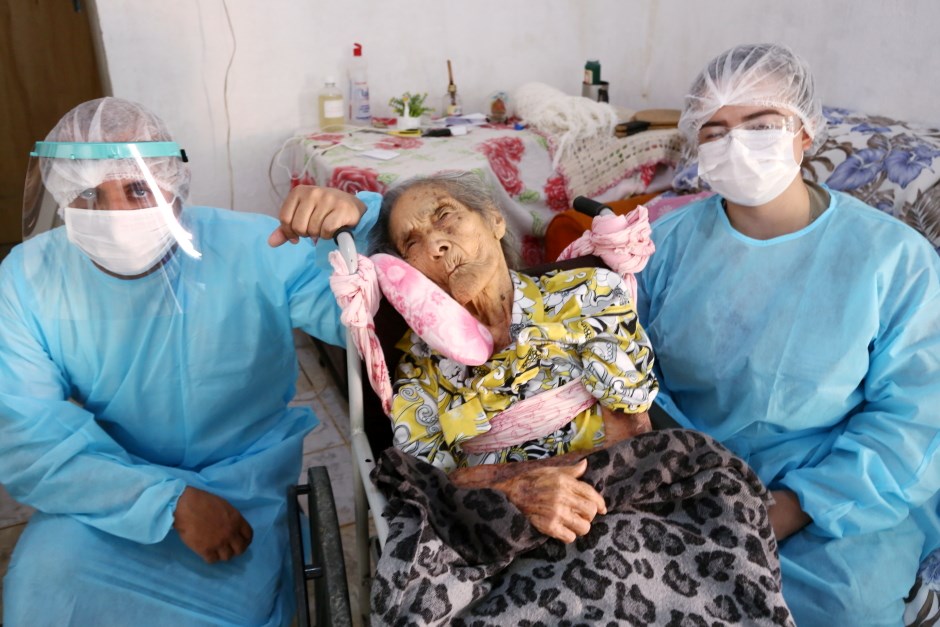 Mulher de 110 anos é a mais idosa a receber vacina contra Covid-19 em São José dos Campos