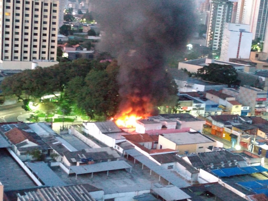 Incêndio atinge padaria no centro de São José dos Campos