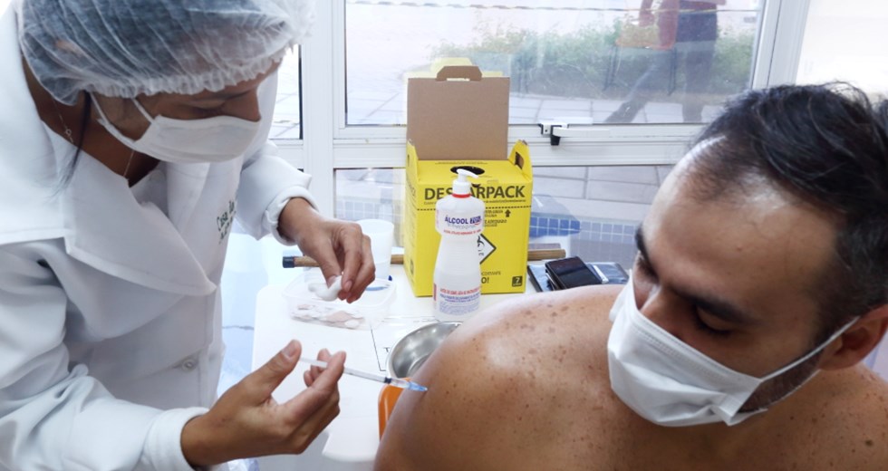 São José dos Campos começa a vacinar pessoas com 44 e 43 anos nesta quarta-feira