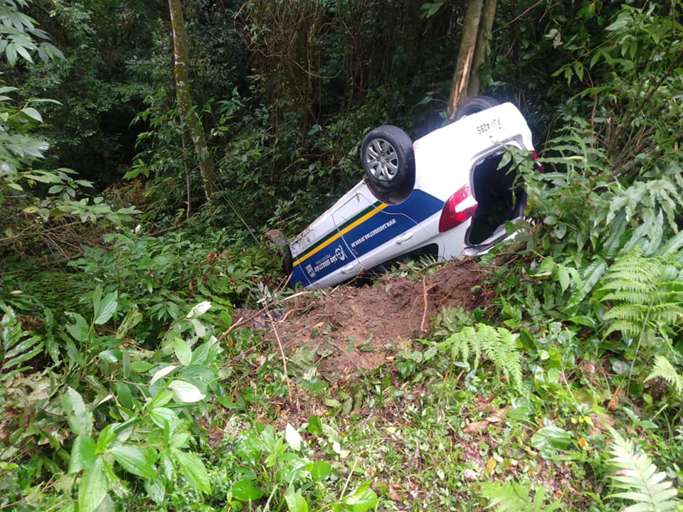 Carro da Prefeitura de São Sebastião capota com carregamento de vacinas contra Covid-19