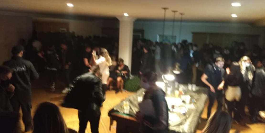 Polícia Civil encerra festa com 300 pessoas em casa de luxo em Campos do Jordão