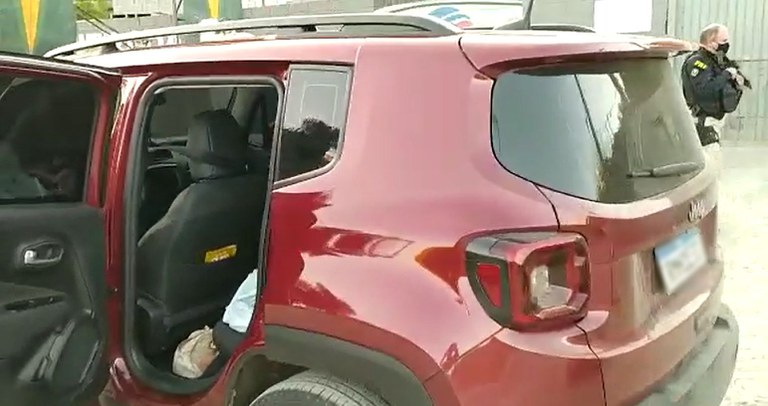 PRF recupera carro furtado em São José dos Campos