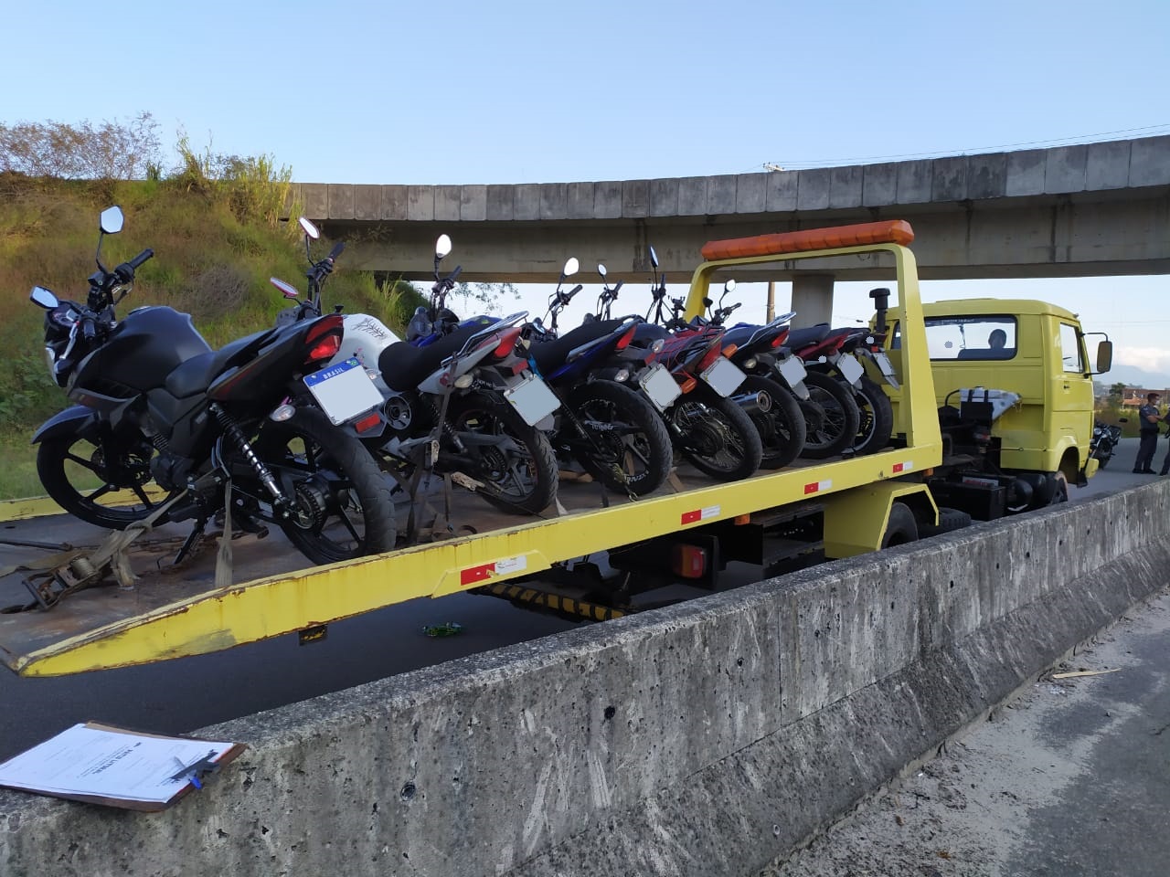 Motos são apreendidas durante evento clandestino em Caraguatatuba