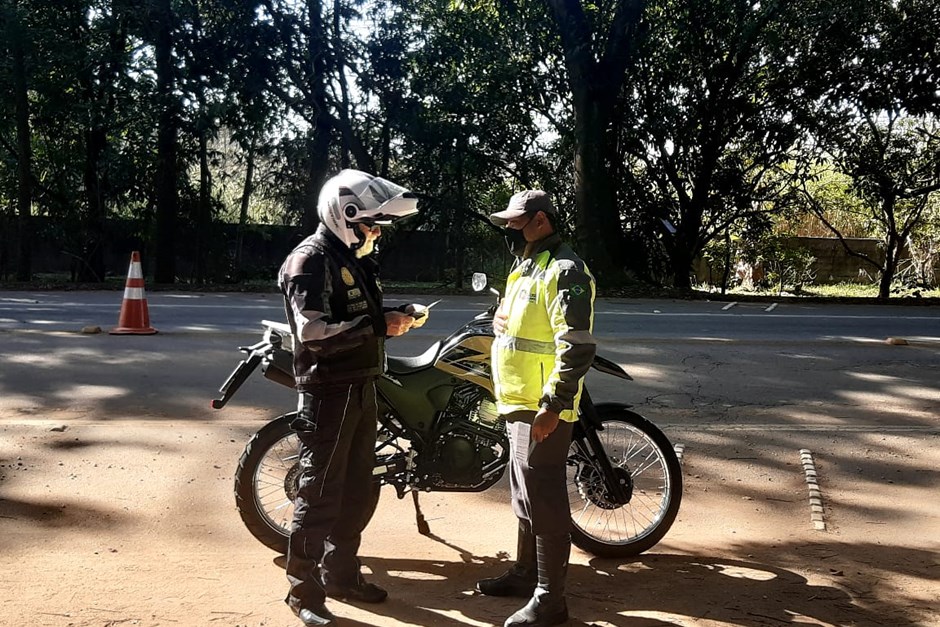 Blitz da Prefeitura de São José dos Campos fiscaliza motociclistas na Tamoios