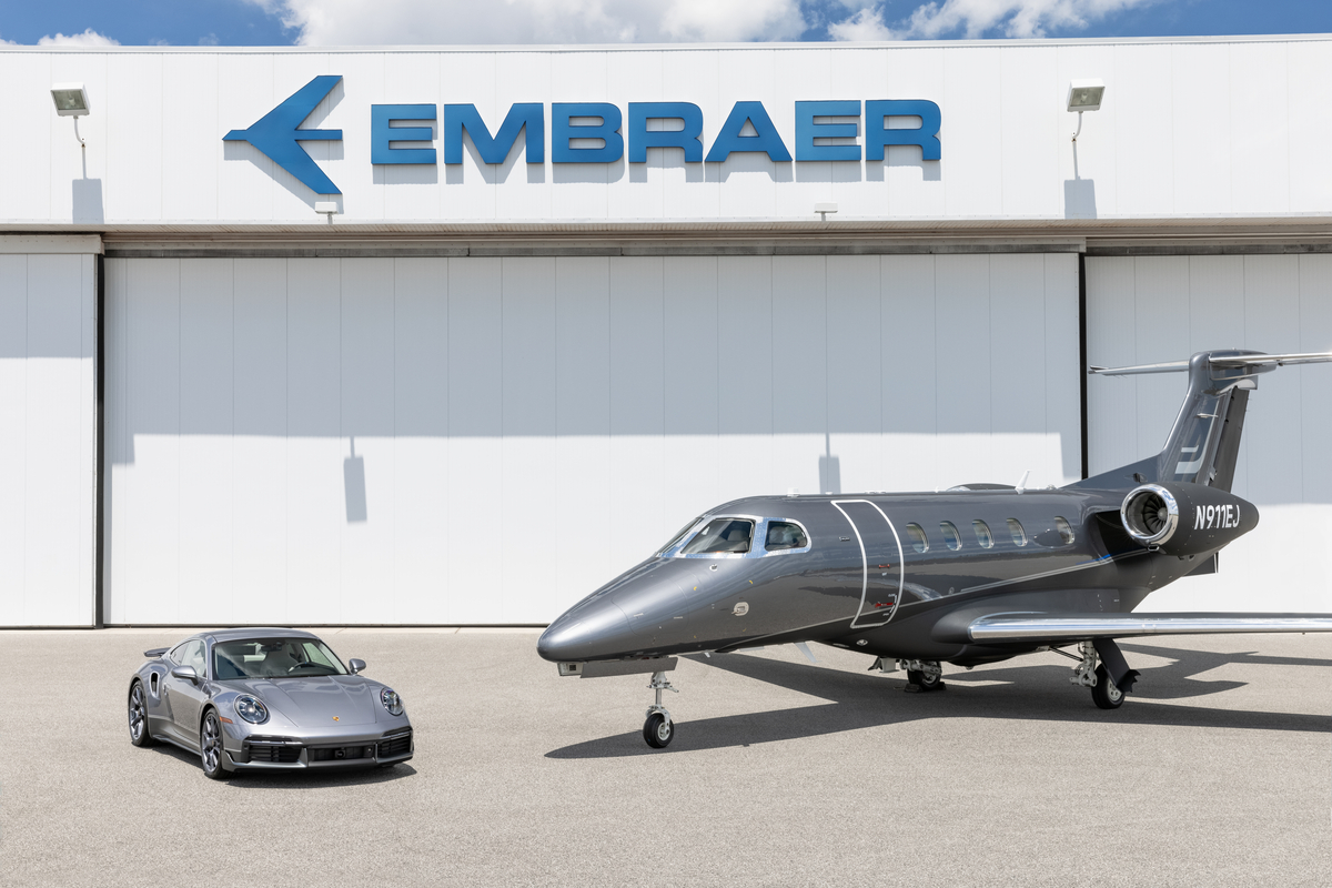 Embraer entrega o primeiro jato Phenom 300E em parceria criada com a Porsche