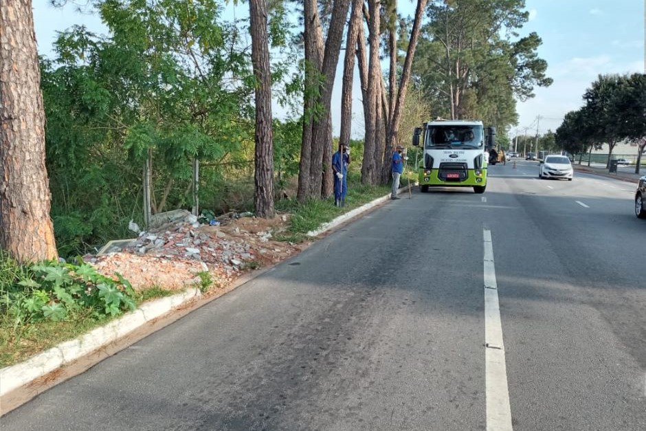 Mutirão retira 72 toneladas de lixo da Estrada do Imperador em São José dos Campos
