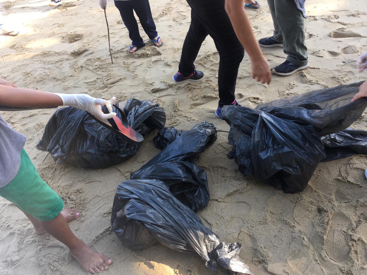 Ação retira cerca de 30 kg de lixos das praias de Ilhabela