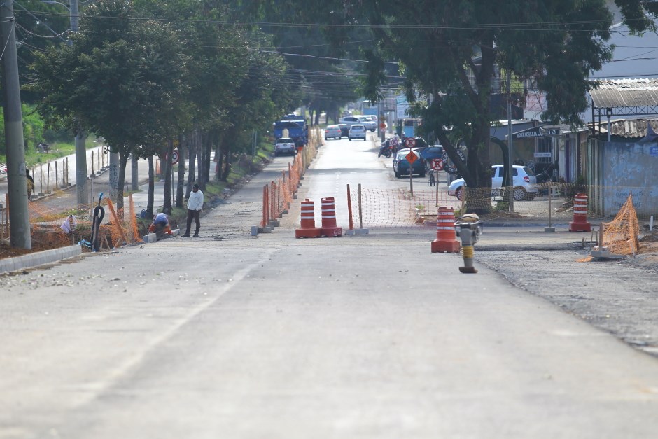 Obra interdita rotatórias da Estrada do Imperador em São José dos Campos