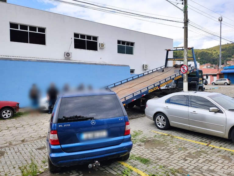 PRF aprende veículo estrangeiro ilegal em São Sebastião