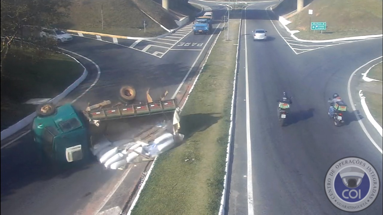 Motorista perde controle e tomba caminhão em Guaratinguetá