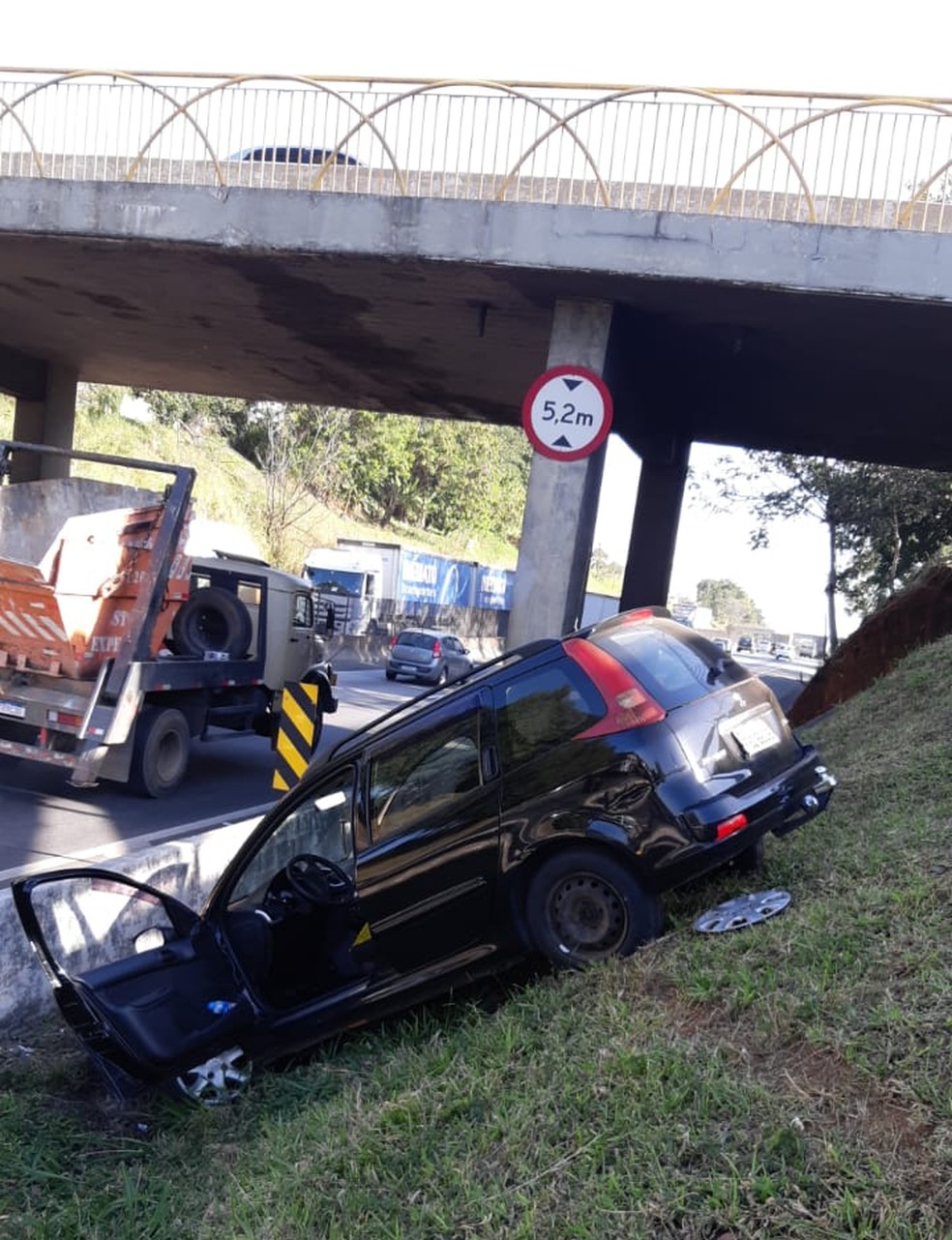Vereador de Taubaté fica ferido após carro cair de barranco