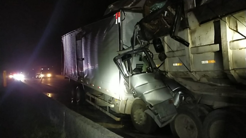 Motorista morre após acidente na Via Dutra em Jacareí