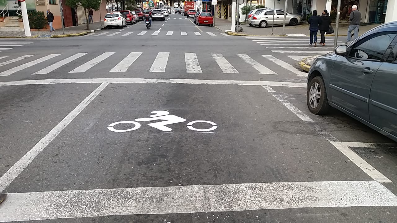 Pindamonhangaba implanta bolsões de moto nos semáforos