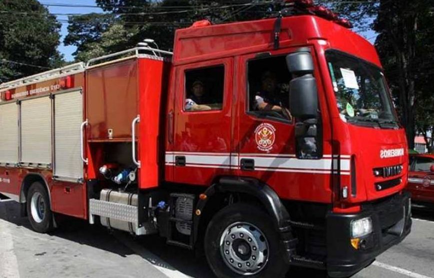 Bombeiros utilizam 3 litros de água para apagar incêndio em terreno em Taubaté