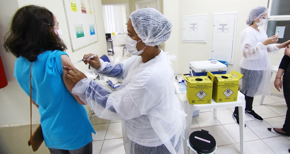 Vacinação contra a Covid-19 em pessoas de 57 anos ou mais será feita nas UBS Resolve em São José dos Campos