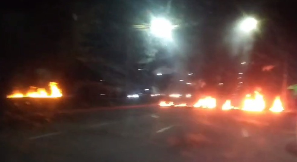 Manifestantes ateiam fogo em pneus contra fechamento de adega na zona sul de São José dos Campos