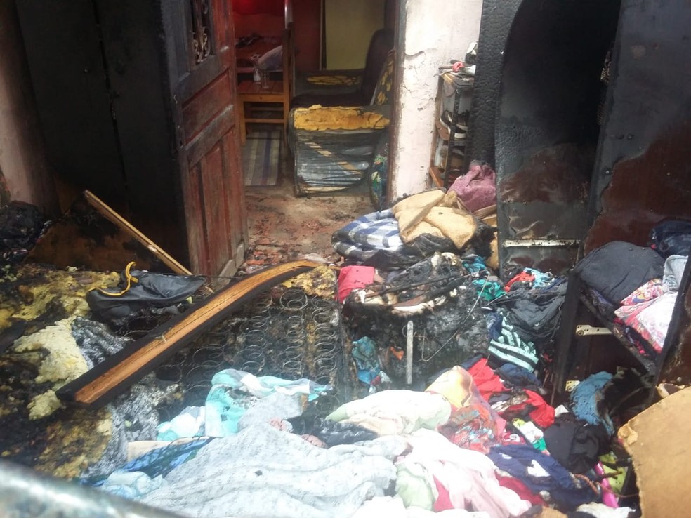 Idoso morre carbonizado dentro de casa em Pindamonhangaba