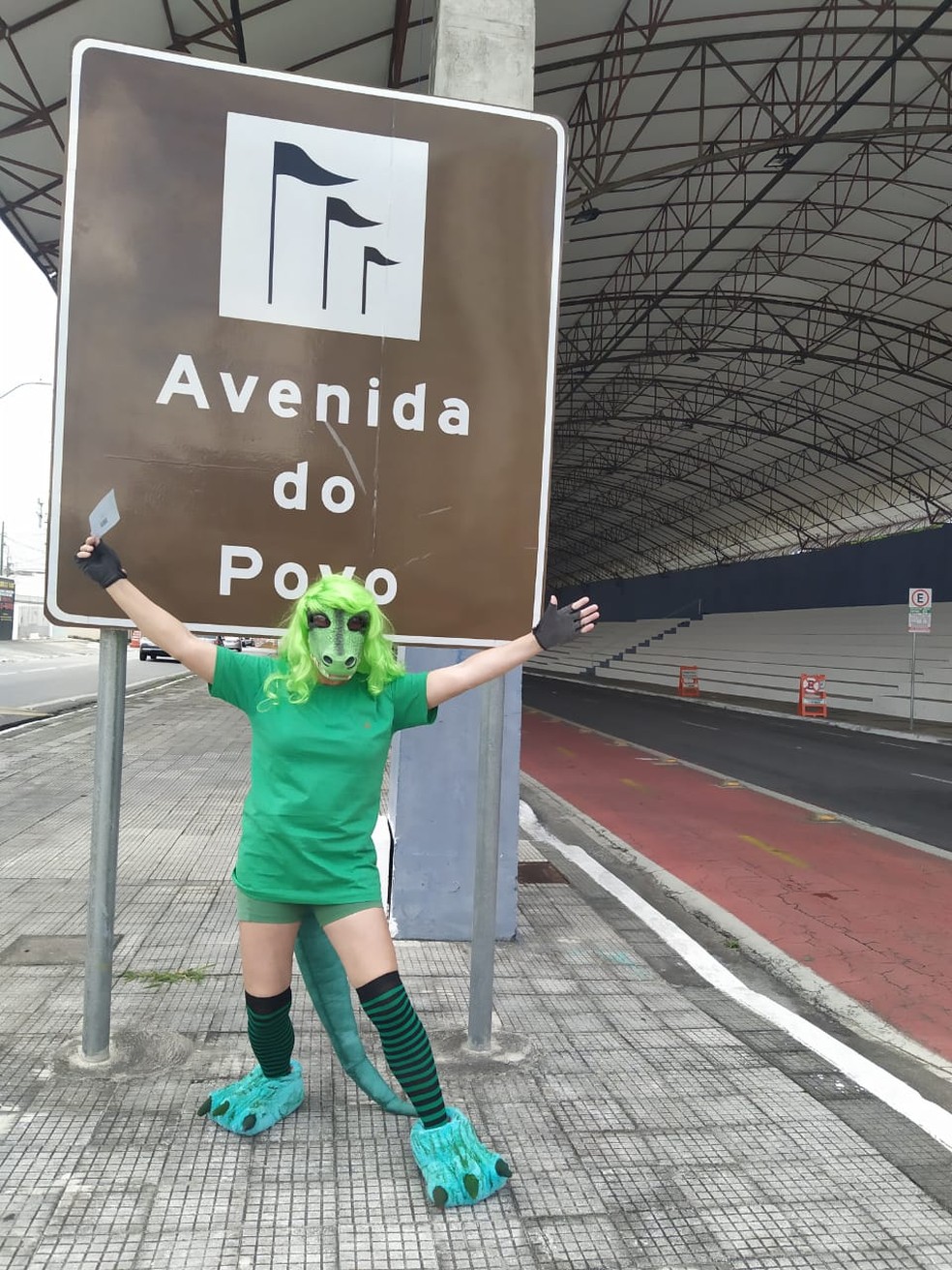 Professora de Taubaté vai receber a vacina contra a Covid-19 fantasiada de Jacaré em Taubaté