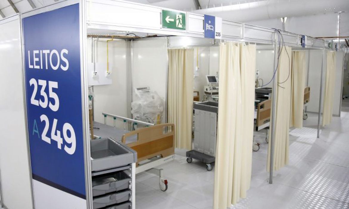 O Brasil ultrapassou a marca de 18 milhões de pessoas infectadas desde o início da pandemia de covid-19. Nas últimas 24 horas, foram registrados 87.822 novos casos da doença. Com isso, o total de pessoas que pegaram a doença chegou a 18.054.653. O país tem ainda 1.161.089 casos ativos, em acompanhamento. A quantidade de pessoas que sucumbiram à pandemia chegou a 504.717. Nas últimas 24 horas, foram registradas 2.131 novas mortes por covid-19. Ontem, o número de vítimas que perderam a vida em função de complicações vinculadas à doença estava em 502.586. Ainda há 3.708 óbitos em investigação. O termo é empregado pelas autoridades de saúde para designar casos em que um paciente morre, mas a causa segue sendo apurada mesmo após a declaração do óbito. Os dados estão na atualização diária do Ministério da Saúde, divulgada na noite desta terça-feira (22). O balanço é produzido a partir das informações sobre casos e mortes recolhidas pelas secretarias estaduais de saúde. A soma de pessoas que pegaram covid-19, mas se recuperaram desde o início da pandemia subiu para 16.388.847. Isso corresponde a 90,8% do total dos infectados pelo vírus. Os números são em geral mais baixos aos domingos e segundas-feiras em razão da menor quantidade de funcionários das equipes de saúde para realizar a alimentação dos dados. Já às terças-feiras os resultados tendem a ser maiores pelo envio dos dados acumulados. Boletim epidemiológico atualiza os números da pandemia de covid-19 no Brasil. Boletim epidemiológico atualiza os números da pandemia de covid-19 no Brasil. - Ministério da Saúde Estados Com 123,1 mil mortes, São Paulo lidera o número de óbitos entre os estados. Em seguida vêm Rio de Janeiro (54.452), Minas Gerais (44.623), Rio Grande do Sul (30.605) e Paraná (30.148). Já na parte de baixo da lista, com menos vidas perdidas para a pandemia, estão Roraima (1.713), Acre (1.734), Amapá (1.807), Tocantins (3.119) e Alagoas (5.176). Vacinação Até o momento, foram enviadas a estados e municípios 123,2 milhões de doses de vacinas contra a covid-19. Deste total, foram aplicadas 83,7 milhões de doses, sendo 61 milhões da 1ª dose e 22,6 milhões da 2ª dose.