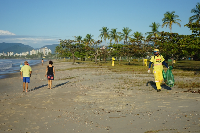 Prefeitura de Caraguatatuba retira 57 toneladas de lixo durante limpeza de praias