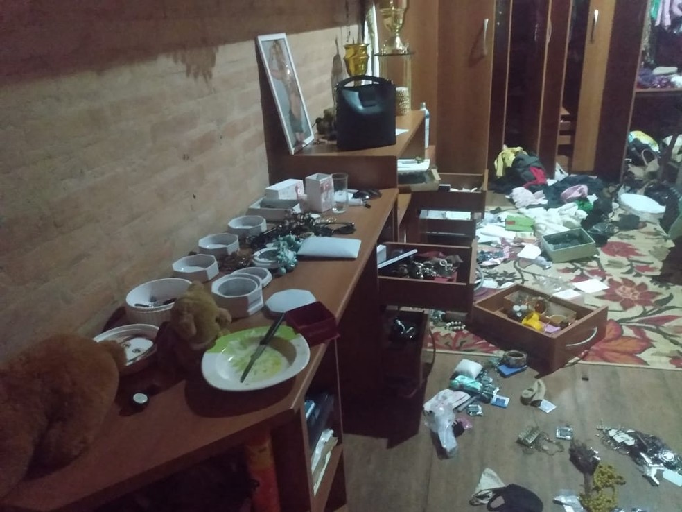 Quadrilha faz vítima refém durante assalto a residência em Taubaté