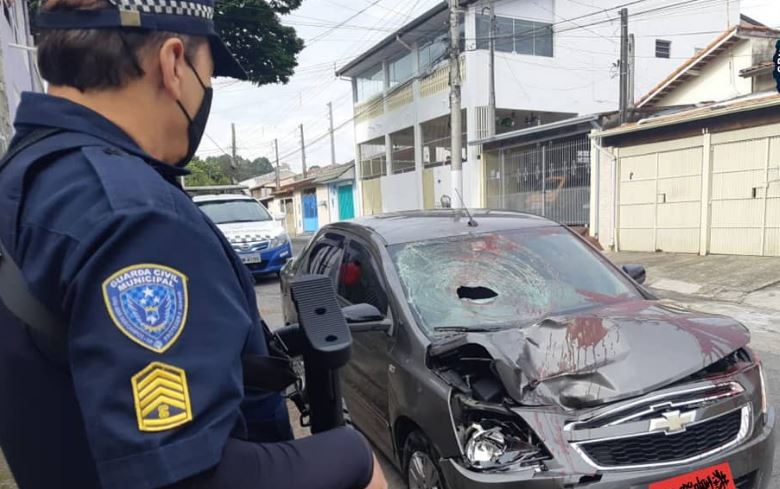 Criminosos atropelam homem e abandonam carro furtado em São José dos Campos