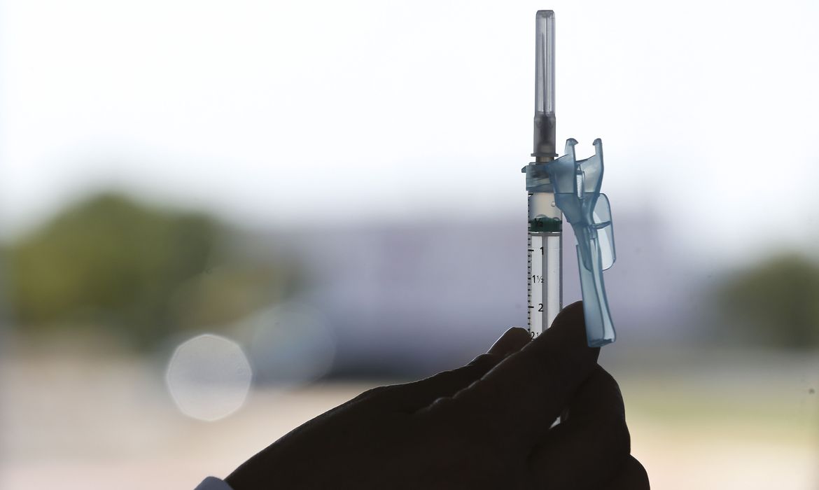 Brasil registra 17,9 milhões de casos de Covid-19 e 501,8 mil mortes