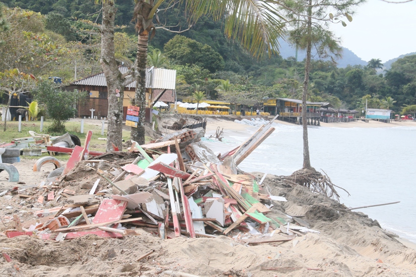 Caraguatatuba remove estrutura de quiosques danificados pelas ressacas na Praia da Mococa