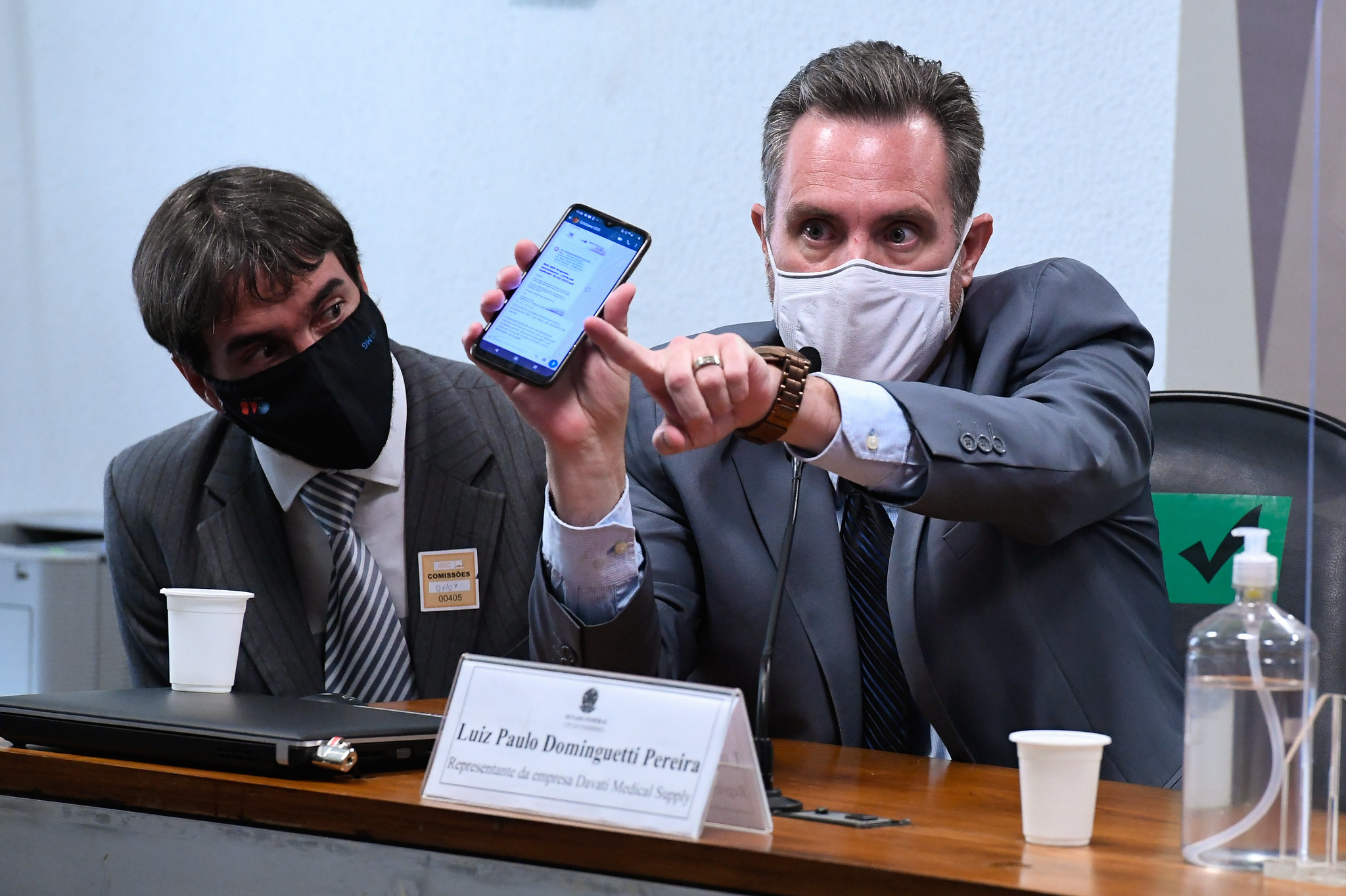 Senadores apreendem celular de depoente após áudio divulgado na CPI da Covid-19