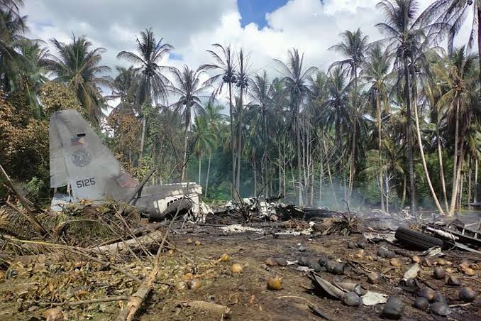 Avião militar cai nas Filipinas e deixa pelo menos 45 mortos