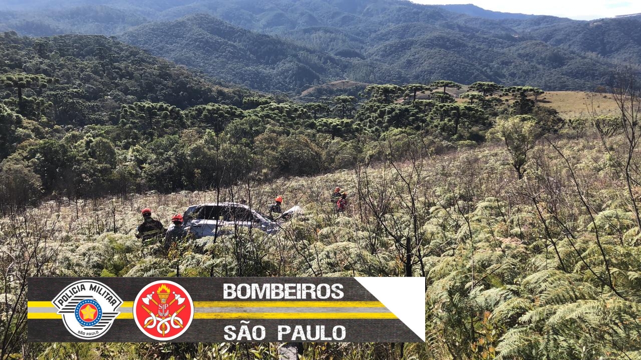 Motorista perde controle e cai de ribanceira em Campos do Jordão