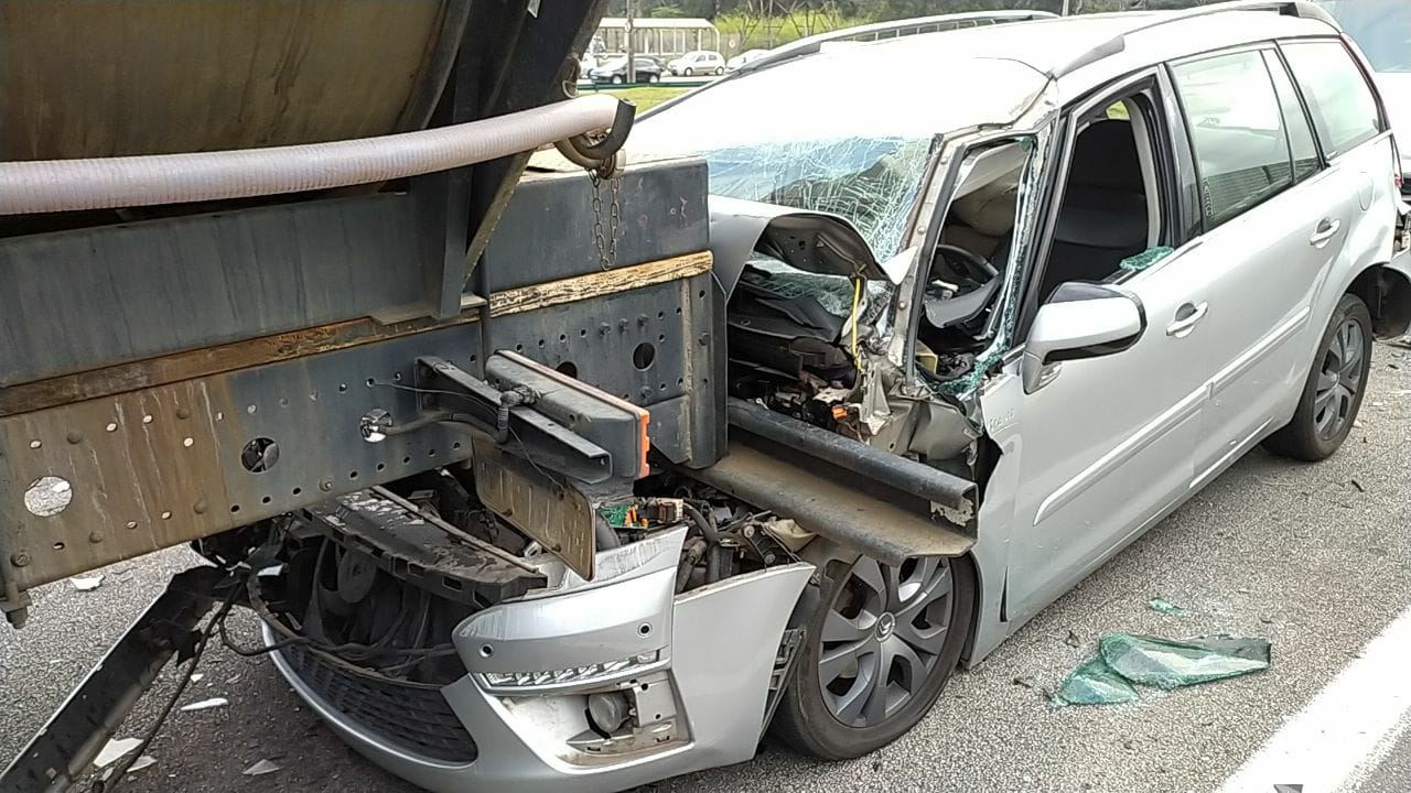Engavetamento causa lentidão na Dutra em São José dos Campos