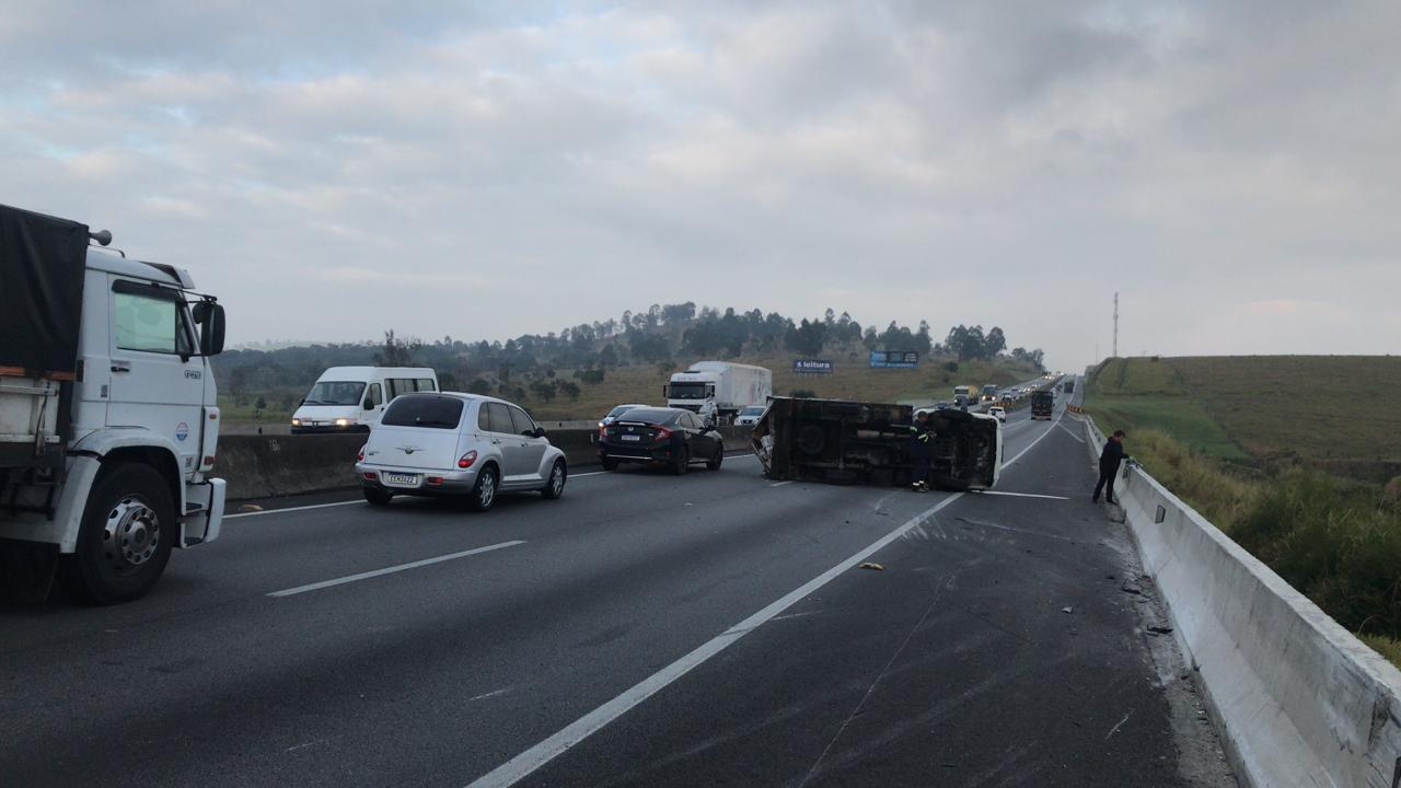 Caminhão tomba na Rodovia Presidente Dutra em Caçapava