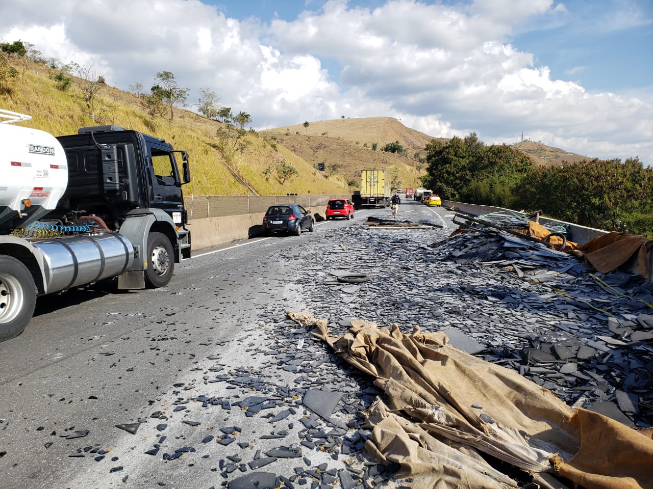 Queda de carga causa lentidão na Rodovia Presidente Dutra em Guaratinguetá