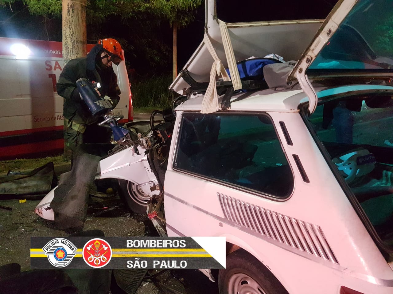 Carro colide com poste e deixa cinco pessoas feridas na zona oeste de São José dos Campos