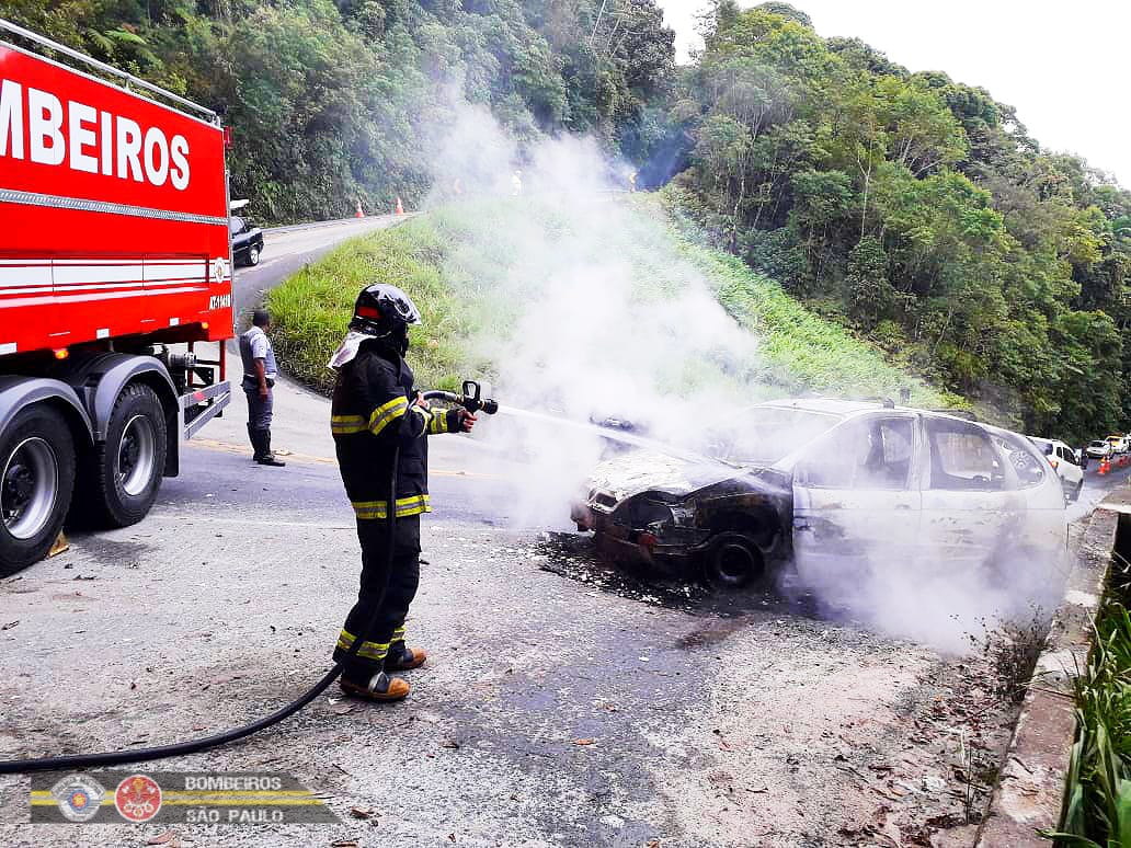 Carro pega fogo na Rodovia Oswaldo Cruz em Ubatuba