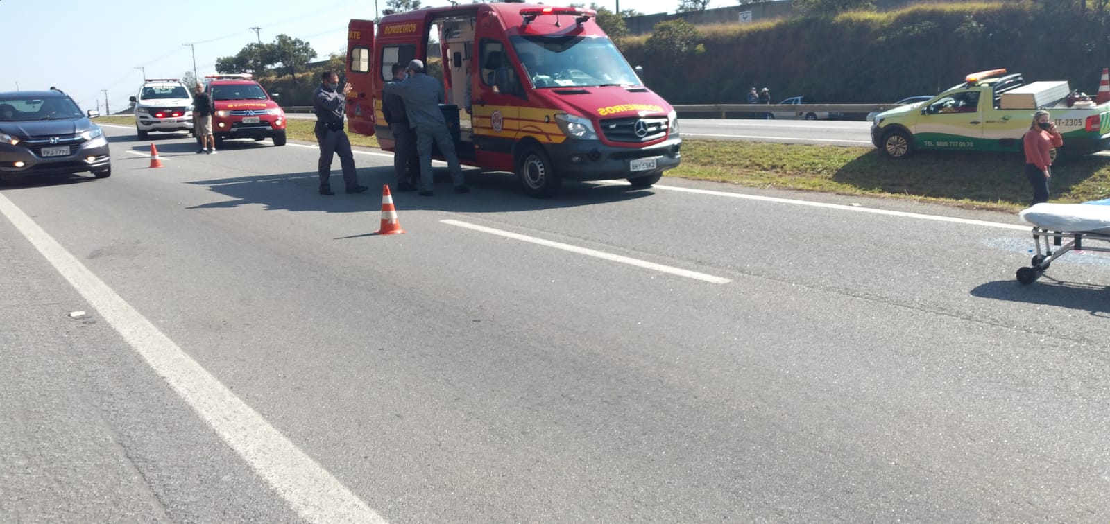 Mulher é atropelada e morre ao tentar resgatar cachorro na Tamoios em São José dos Campos