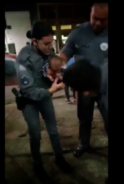 Bebê engasgado é salvo por policial militar em Taubaté