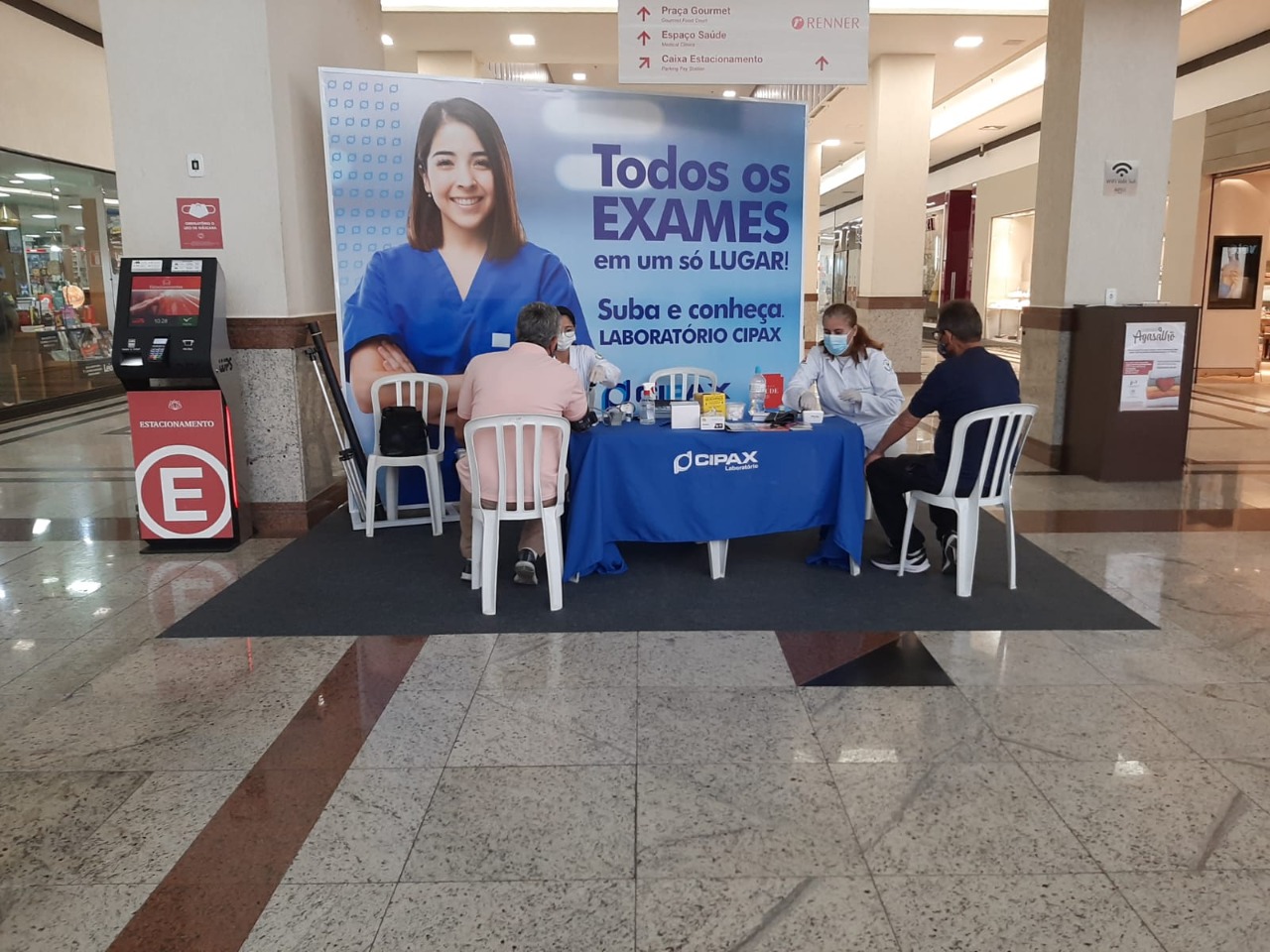 Alunos da Anhanguera atendem gratuitamente população em shopping de São José dos Campos