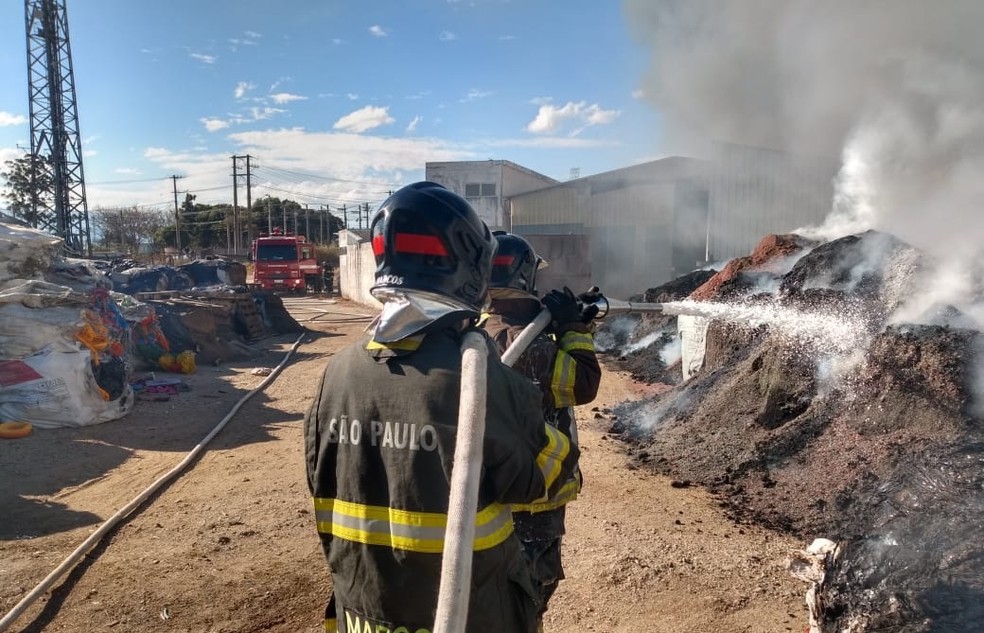 Incêndio em área de fábrica mobiliza bombeiros de Pindamonhangaba e Taubaté
