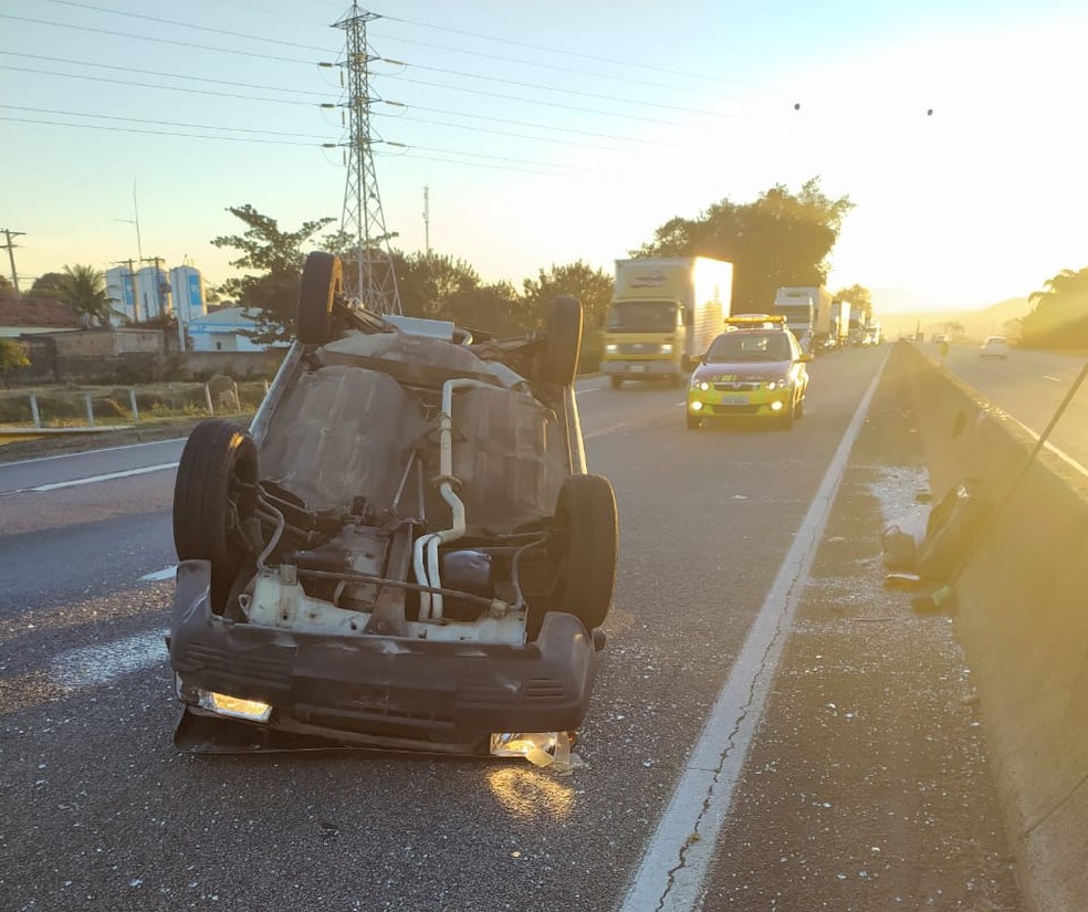 Motorista perde o controle de veículo e capota na Via Dutra em Roseira