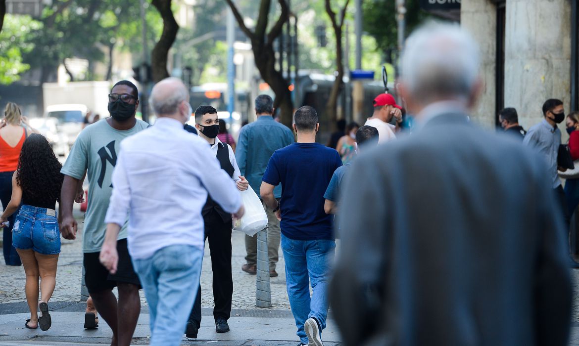 Covid-19: mortes sobem para 535,8 mil e casos, para 19,15 milhões