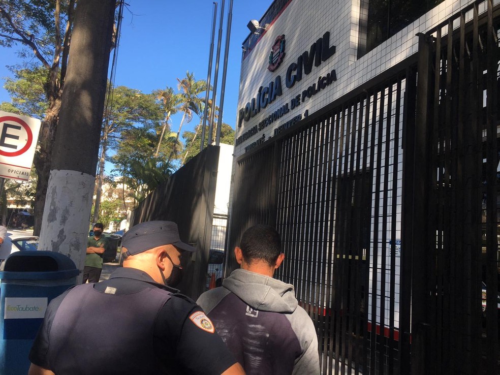Homem é preso após espancar companheira com cabo de enxada em Taubaté