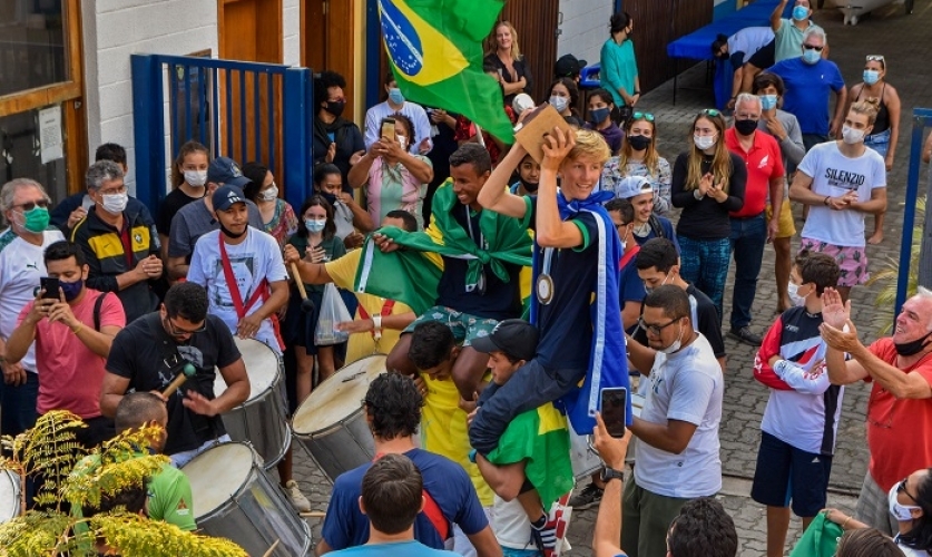 Campeão mundial de vela é recebido com festa e desfile em carro aberto em Ilhabela