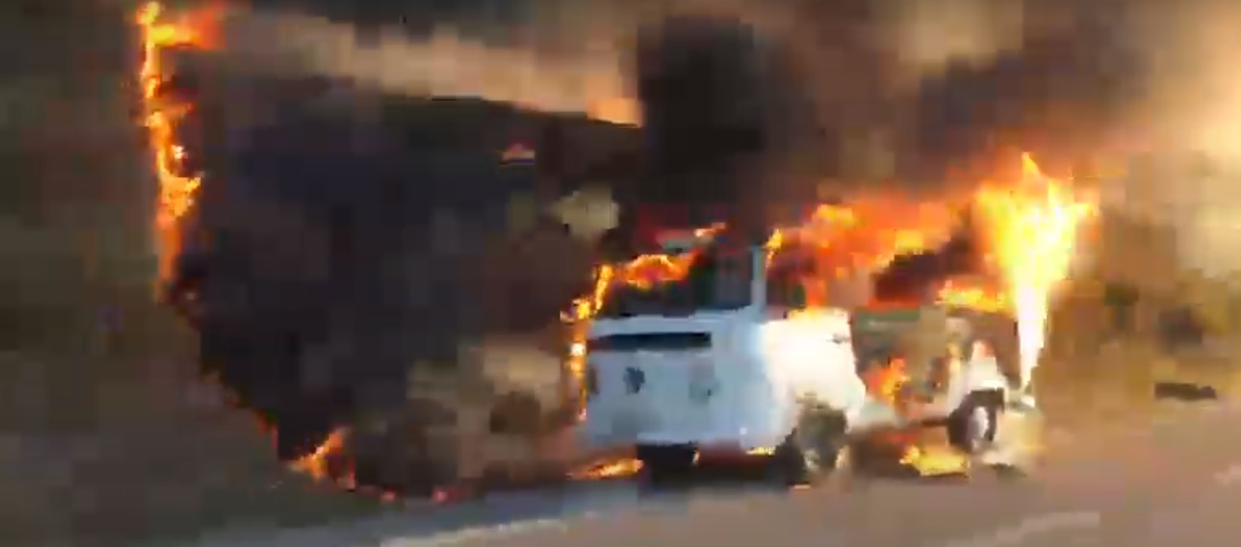 Kombi pega fogo na Rodovia dos Tamoios em São José dos Campos