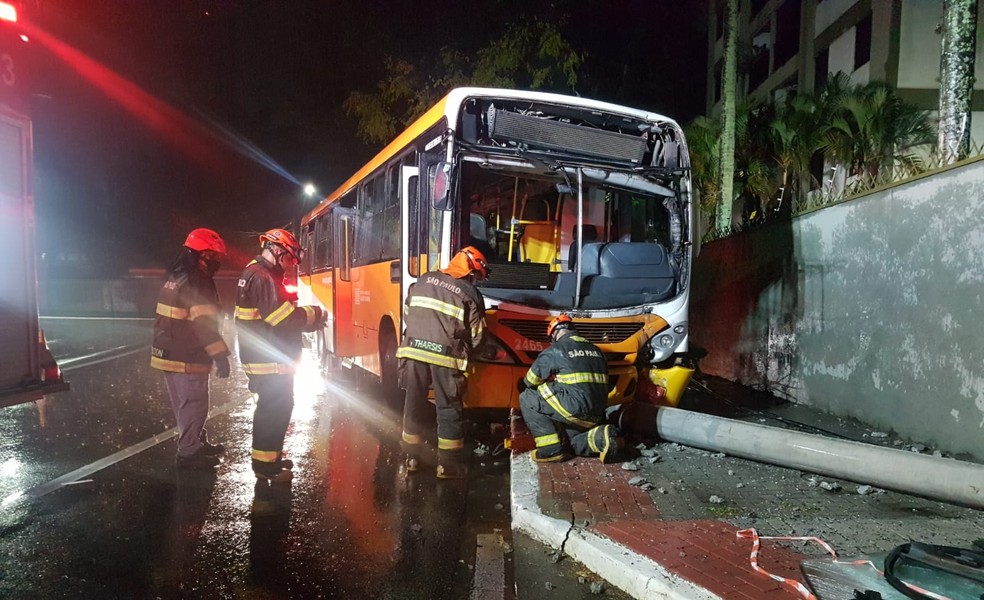 Motorista do transporte público sofre acidente e fica preso nas ferragens em São José dos Campos